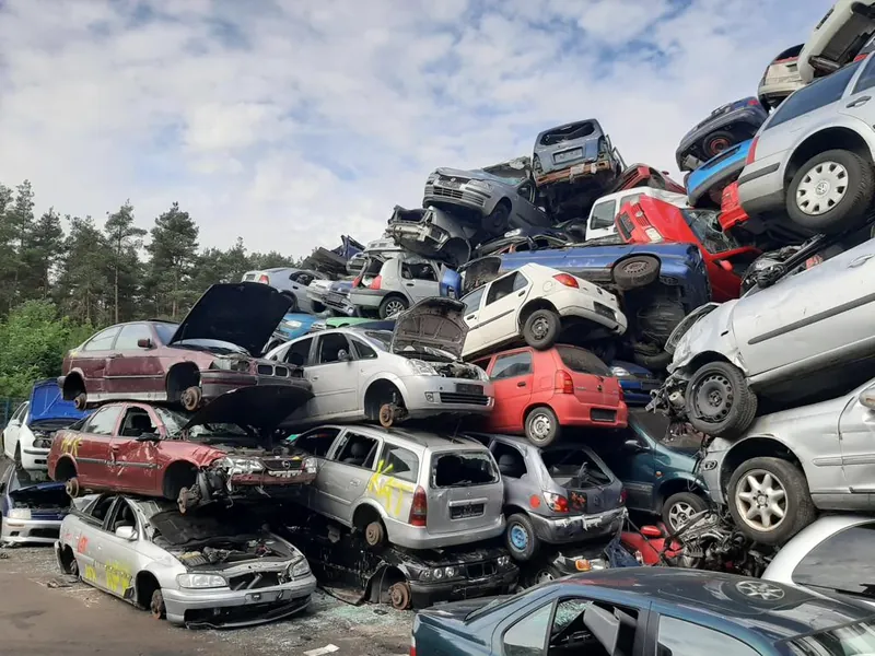 Hromada autovraků připravených k ekologické likvidaci na autovrakovišti AB Metal Recycling v Sokolově